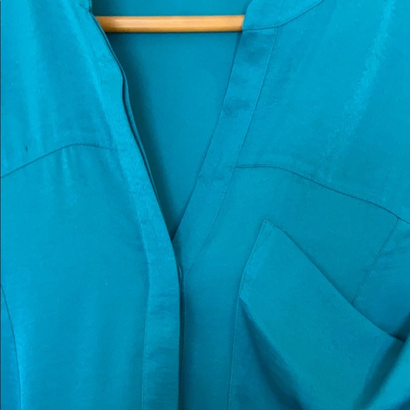 Mid-thigh high silk/satin material BCBG - Picture 3 of 7